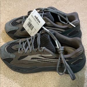 adidas YEEZY BOOST 700 V2